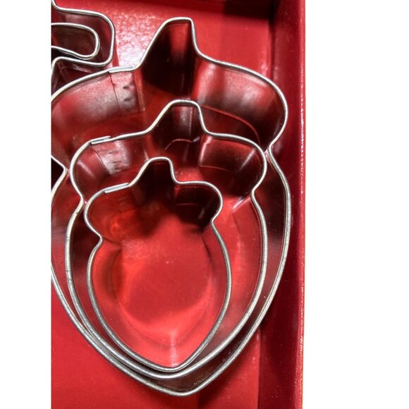 Wilton Leaves and Acorns 9-Piece Metal Cookie Cutter Set - Picture 9 of 15